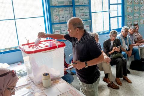 15 septembre 2019 : dasn un des bureaux de la Marsa, banlieue nord de Tunis, à 8h les bureaux ne sont pas prêts, l'ouverture des bureaux se fera avec presque une heure de retard, jour de vote en Tunisie pour le premier tour des élections présidentielles anticipées qui affrontent 26 candidats avec beucoup d'incertitude pour les deux retenus au second tour prévu le 13 octobre 2019 après les législatives du 6 ocotbre. 