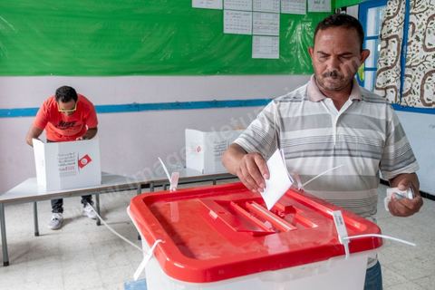 15 septembre 2019 : dasn un des bureaux de la Marsa, banlieue nord de Tunis, à 8h les bureaux ne sont pas prêts, l'ouverture des bureaux se fera avec presque une heure de retard, jour de vote en Tunisie pour le premier tour des élections présidentielles anticipées qui affrontent 26 candidats avec beucoup d'incertitude pour les deux retenus au second tour prévu le 13 octobre 2019 après les législatives du 6 ocotbre. 