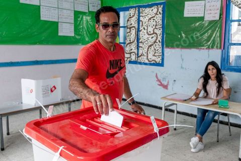 15 septembre 2019 : dasn un des bureaux de la Marsa, banlieue nord de Tunis, à 8h les bureaux ne sont pas prêts, l'ouverture des bureaux se fera avec presque une heure de retard, jour de vote en Tunisie pour le premier tour des élections présidentielles anticipées qui affrontent 26 candidats avec beucoup d'incertitude pour les deux retenus au second tour prévu le 13 octobre 2019 après les législatives du 6 ocotbre. 