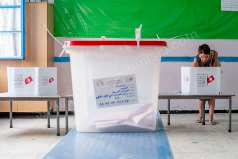15 septembre 2019 : dasn un des bureaux de la Marsa, banlieue nord de Tunis, à 8h les bureaux ne sont pas prêts, l'ouverture des bureaux se fera avec presque une heure de retard, jour de vote en Tunisie pour le premier tour des élections présidentielles anticipées qui affrontent 26 candidats avec beucoup d'incertitude pour les deux retenus au second tour prévu le 13 octobre 2019 après les législatives du 6 ocotbre. 