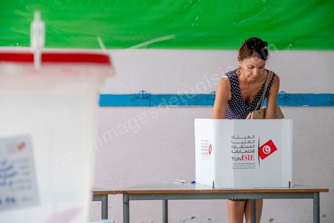 15 septembre 2019 : dasn un des bureaux de la Marsa, banlieue nord de Tunis, à 8h les bureaux ne sont pas prêts, l'ouverture des bureaux se fera avec presque une heure de retard, jour de vote en Tunisie pour le premier tour des élections présidentielles anticipées qui affrontent 26 candidats avec beucoup d'incertitude pour les deux retenus au second tour prévu le 13 octobre 2019 après les législatives du 6 ocotbre. 