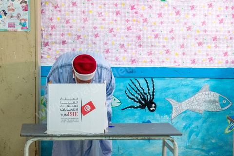 15 septembre 2019 : Abdelfattha Mourou candidat aux élections présidentielles pour le parti Ennahdha vote dasn un bureau de la Marsa,  jour de vote en Tunisie pour le premier tour des élections présidentielles anticipées qui affrontent 26 candidats avec beucoup d'incertitude pour les deux retenus au second tour prévu le 13 octobre 2019 après les législatives du 6 ocotbre. 