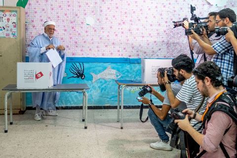 15 septembre 2019 : Abdelfattha Mourou candidat aux élections présidentielles pour le parti Ennahdha vote dasn un bureau de la Marsa,  jour de vote en Tunisie pour le premier tour des élections présidentielles anticipées qui affrontent 26 candidats avec beucoup d'incertitude pour les deux retenus au second tour prévu le 13 octobre 2019 après les législatives du 6 ocotbre. 