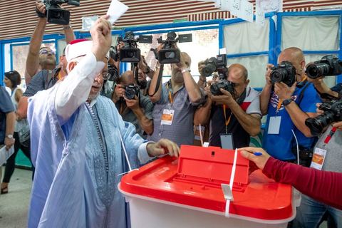 15 septembre 2019 : Abdelfattha Mourou candidat aux élections présidentielles pour le parti Ennahdha vote dasn un bureau de la Marsa,  jour de vote en Tunisie pour le premier tour des élections présidentielles anticipées qui affrontent 26 candidats avec beucoup d'incertitude pour les deux retenus au second tour prévu le 13 octobre 2019 après les législatives du 6 ocotbre. 