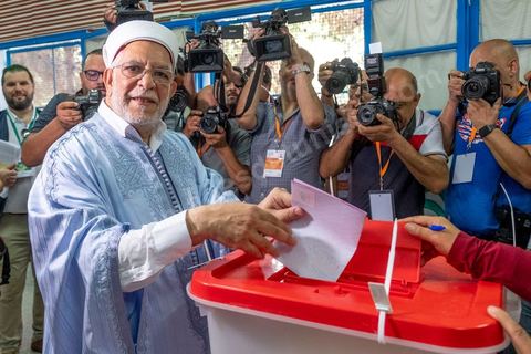 15 septembre 2019 : Abdelfattha Mourou candidat aux élections présidentielles pour le parti Ennahdha vote dasn un bureau de la Marsa,  jour de vote en Tunisie pour le premier tour des élections présidentielles anticipées qui affrontent 26 candidats avec beucoup d'incertitude pour les deux retenus au second tour prévu le 13 octobre 2019 après les législatives du 6 ocotbre. 