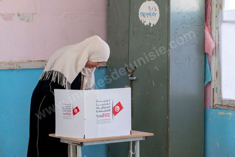 15 septembre 2019 : A Sidi Thabet au nord de Tunis, les électeurs se rendent dasn une des écoles de la ville,  jour de vote en Tunisie pour le premier tour des élections présidentielles anticipées qui affrontent 26 candidats avec beucoup d'incertitude pour les deux retenus au second tour prévu le 13 octobre 2019 après les législatives du 6 ocotbre. 