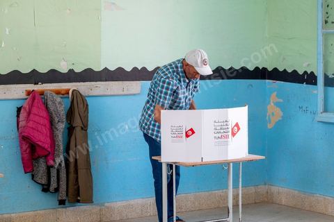 15 septembre 2019 : A Sidi Thabet au nord de Tunis, les électeurs se rendent dasn une des écoles de la ville,  jour de vote en Tunisie pour le premier tour des élections présidentielles anticipées qui affrontent 26 candidats avec beucoup d'incertitude pour les deux retenus au second tour prévu le 13 octobre 2019 après les législatives du 6 ocotbre. 