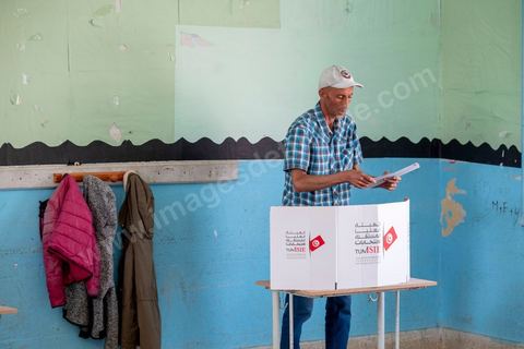 15 septembre 2019 : A Sidi Thabet au nord de Tunis, les électeurs se rendent dasn une des écoles de la ville,  jour de vote en Tunisie pour le premier tour des élections présidentielles anticipées qui affrontent 26 candidats avec beucoup d'incertitude pour les deux retenus au second tour prévu le 13 octobre 2019 après les législatives du 6 ocotbre. 