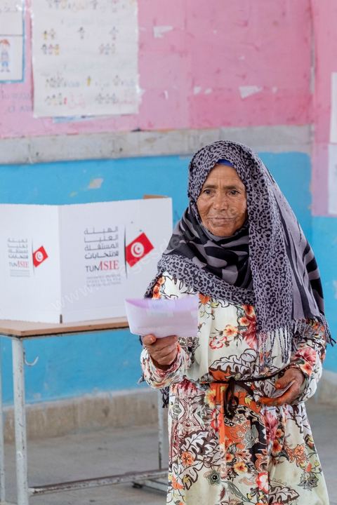 15 septembre 2019 : A Sidi Thabet au nord de Tunis, les électeurs se rendent dasn une des écoles de la ville,  jour de vote en Tunisie pour le premier tour des élections présidentielles anticipées qui affrontent 26 candidats avec beucoup d'incertitude pour les deux retenus au second tour prévu le 13 octobre 2019 après les législatives du 6 ocotbre. 