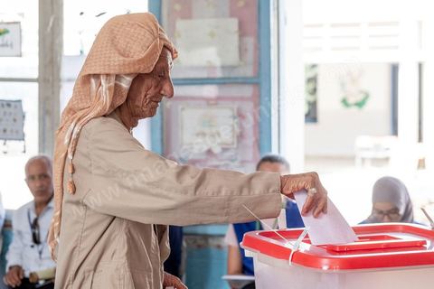 15 septembre 2019 : A Sidi Thabet au nord de Tunis, les électeurs se rendent dasn une des écoles de la ville,  jour de vote en Tunisie pour le premier tour des élections présidentielles anticipées qui affrontent 26 candidats avec beucoup d'incertitude pour les deux retenus au second tour prévu le 13 octobre 2019 après les législatives du 6 ocotbre. 