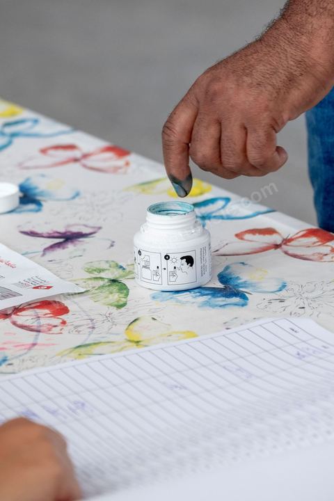 15 septembre 2019 : A Sidi Thabet au nord de Tunis, les électeurs se rendent dasn une des écoles de la ville,  jour de vote en Tunisie pour le premier tour des élections présidentielles anticipées qui affrontent 26 candidats avec beucoup d'incertitude pour les deux retenus au second tour prévu le 13 octobre 2019 après les législatives du 6 ocotbre. 