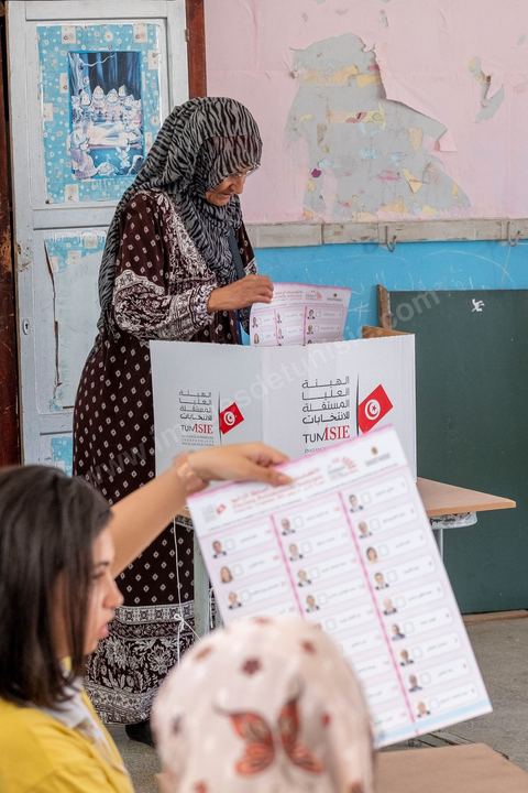 15 septembre 2019 : A Sidi Thabet au nord de Tunis, les électeurs se rendent dasn une des écoles de la ville,  jour de vote en Tunisie pour le premier tour des élections présidentielles anticipées qui affrontent 26 candidats avec beucoup d'incertitude pour les deux retenus au second tour prévu le 13 octobre 2019 après les législatives du 6 ocotbre. 