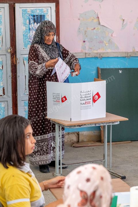15 septembre 2019 : A Sidi Thabet au nord de Tunis, les électeurs se rendent dasn une des écoles de la ville,  jour de vote en Tunisie pour le premier tour des élections présidentielles anticipées qui affrontent 26 candidats avec beucoup d'incertitude pour les deux retenus au second tour prévu le 13 octobre 2019 après les législatives du 6 ocotbre. 