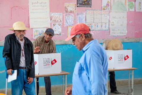 15 septembre 2019 : A Sidi Thabet au nord de Tunis, les électeurs se rendent dasn une des écoles de la ville,  jour de vote en Tunisie pour le premier tour des élections présidentielles anticipées qui affrontent 26 candidats avec beucoup d'incertitude pour les deux retenus au second tour prévu le 13 octobre 2019 après les législatives du 6 ocotbre. 