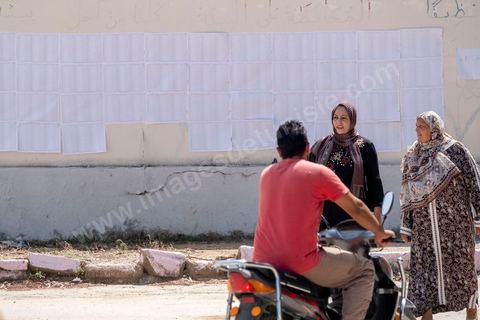 15 septembre 2019 : A Sidi Thabet au nord de Tunis, les électeurs se rendent dasn une des écoles de la ville,  jour de vote en Tunisie pour le premier tour des élections présidentielles anticipées qui affrontent 26 candidats avec beucoup d'incertitude pour les deux retenus au second tour prévu le 13 octobre 2019 après les législatives du 6 ocotbre. 