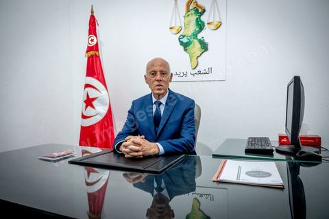 15 septembre 2019 : 18h alors que les bureaux de vote ferment, les premières rumeurs mettent le candidat indépendant et atypique Kais Saied, juriste conservateur, au second tour des élections présidentielles, dans son bureau austère au centre ville de Tunis, il reçoit les félicitations de sa proche équipe de campagne. Emotions retenues, pour une victoire suprise d'un candidat sans parti, ni structure, sans budget, ni soutien. 