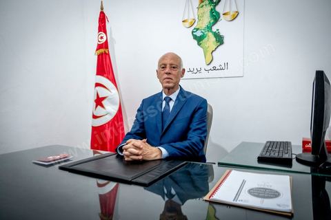 15 septembre 2019 : 18h alors que les bureaux de vote ferment, les premières rumeurs mettent le candidat indépendant et atypique Kais Saied, juriste conservateur, au second tour des élections présidentielles, dans son bureau austère au centre ville de Tunis, il reçoit les félicitations de sa proche équipe de campagne. Emotions retenues, pour une victoire suprise d'un candidat sans parti, ni structure, sans budget, ni soutien. 