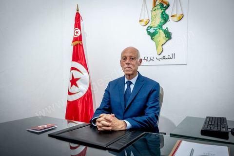 15 septembre 2019 : 18h alors que les bureaux de vote ferment, les premières rumeurs mettent le candidat indépendant et atypique Kais Saied, juriste conservateur, au second tour des élections présidentielles, dans son bureau austère au centre ville de Tunis, il reçoit les félicitations de sa proche équipe de campagne. Emotions retenues, pour une victoire suprise d'un candidat sans parti, ni structure, sans budget, ni soutien. 
