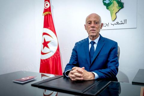 15 septembre 2019 : 18h alors que les bureaux de vote ferment, les premières rumeurs mettent le candidat indépendant et atypique Kais Saied, juriste conservateur, au second tour des élections présidentielles, dans son bureau austère au centre ville de Tunis, il reçoit les félicitations de sa proche équipe de campagne. Emotions retenues, pour une victoire suprise d'un candidat sans parti, ni structure, sans budget, ni soutien. 