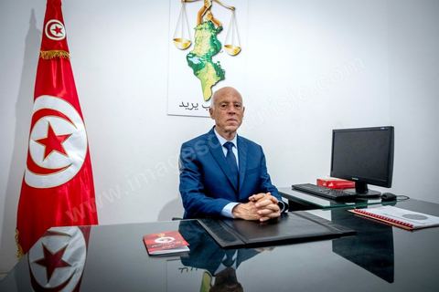 15 septembre 2019 : 18h alors que les bureaux de vote ferment, les premières rumeurs mettent le candidat indépendant et atypique Kais Saied, juriste conservateur, au second tour des élections présidentielles, dans son bureau austère au centre ville de Tunis, il reçoit les félicitations de sa proche équipe de campagne. Emotions retenues, pour une victoire suprise d'un candidat sans parti, ni structure, sans budget, ni soutien. 