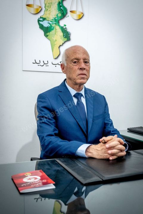15 septembre 2019 : 18h alors que les bureaux de vote ferment, les premières rumeurs mettent le candidat indépendant et atypique Kais Saied, juriste conservateur, au second tour des élections présidentielles, dans son bureau austère au centre ville de Tunis, il reçoit les félicitations de sa proche équipe de campagne. Emotions retenues, pour une victoire suprise d'un candidat sans parti, ni structure, sans budget, ni soutien. 