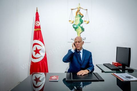 15 septembre 2019 : 18h alors que les bureaux de vote ferment, les premières rumeurs mettent le candidat indépendant et atypique Kais Saied, juriste conservateur, au second tour des élections présidentielles, dans son bureau austère au centre ville de Tunis, il reçoit les félicitations de sa proche équipe de campagne. Emotions retenues, pour une victoire suprise d'un candidat sans parti, ni structure, sans budget, ni soutien. 