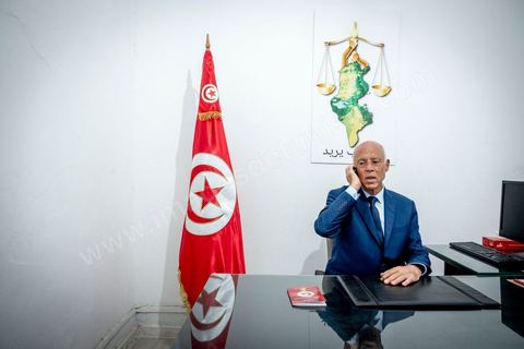 15 septembre 2019 : 18h alors que les bureaux de vote ferment, les premières rumeurs mettent le candidat indépendant et atypique Kais Saied, juriste conservateur, au second tour des élections présidentielles, dans son bureau austère au centre ville de Tunis, il reçoit les félicitations de sa proche équipe de campagne. Emotions retenues, pour une victoire suprise d'un candidat sans parti, ni structure, sans budget, ni soutien. 