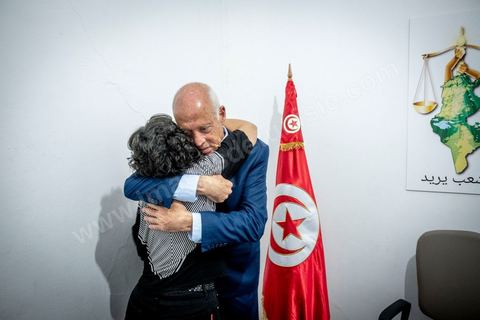 15 septembre 2019 : 18h alors que les bureaux de vote ferment, les premières rumeurs mettent le candidat indépendant et atypique Kais Saied, juriste conservateur, au second tour des élections présidentielles, dans son bureau austère au centre ville de Tunis, il reçoit les félicitations de sa proche équipe de campagne. Emotions retenues, pour une victoire suprise d'un candidat sans parti, ni structure, sans budget, ni soutien. 