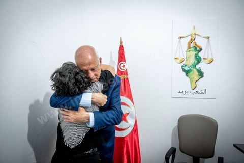 15 septembre 2019 : 18h alors que les bureaux de vote ferment, les premières rumeurs mettent le candidat indépendant et atypique Kais Saied, juriste conservateur, au second tour des élections présidentielles, dans son bureau austère au centre ville de Tunis, il reçoit les félicitations de sa proche équipe de campagne. Emotions retenues, pour une victoire suprise d'un candidat sans parti, ni structure, sans budget, ni soutien. 