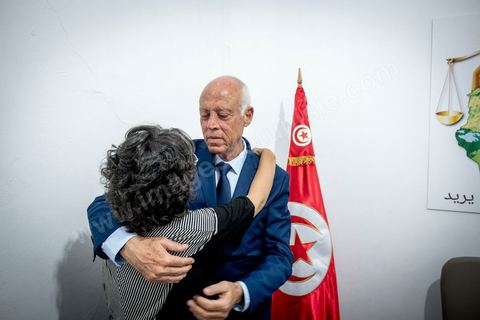 15 septembre 2019 : 18h alors que les bureaux de vote ferment, les premières rumeurs mettent le candidat indépendant et atypique Kais Saied, juriste conservateur, au second tour des élections présidentielles, dans son bureau austère au centre ville de Tunis, il reçoit les félicitations de sa proche équipe de campagne. Emotions retenues, pour une victoire suprise d'un candidat sans parti, ni structure, sans budget, ni soutien. 