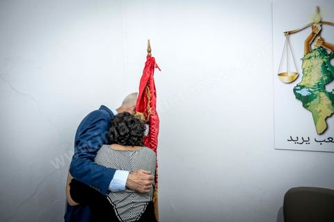 15 septembre 2019 : 18h alors que les bureaux de vote ferment, les premières rumeurs mettent le candidat indépendant et atypique Kais Saied, juriste conservateur, au second tour des élections présidentielles, dans son bureau austère au centre ville de Tunis, il reçoit les félicitations de sa proche équipe de campagne. Emotions retenues, pour une victoire suprise d'un candidat sans parti, ni structure, sans budget, ni soutien. 