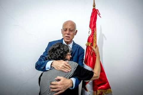 15 septembre 2019 : 18h alors que les bureaux de vote ferment, les premières rumeurs mettent le candidat indépendant et atypique Kais Saied, juriste conservateur, au second tour des élections présidentielles, dans son bureau austère au centre ville de Tunis, il reçoit les félicitations de sa proche équipe de campagne. Emotions retenues, pour une victoire suprise d'un candidat sans parti, ni structure, sans budget, ni soutien. 