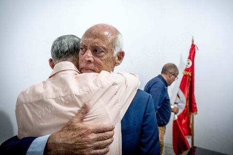 15 septembre 2019 : 18h alors que les bureaux de vote ferment, les premières rumeurs mettent le candidat indépendant et atypique Kais Saied, juriste conservateur, au second tour des élections présidentielles, dans son bureau austère au centre ville de Tunis, il reçoit les félicitations de sa proche équipe de campagne. Emotions retenues, pour une victoire suprise d'un candidat sans parti, ni structure, sans budget, ni soutien. 