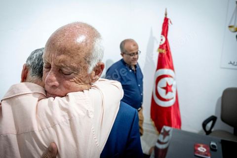 15 septembre 2019 : 18h alors que les bureaux de vote ferment, les premières rumeurs mettent le candidat indépendant et atypique Kais Saied, juriste conservateur, au second tour des élections présidentielles, dans son bureau austère au centre ville de Tunis, il reçoit les félicitations de sa proche équipe de campagne. Emotions retenues, pour une victoire suprise d'un candidat sans parti, ni structure, sans budget, ni soutien. 