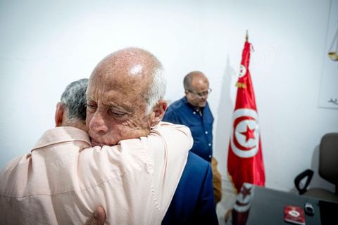 15 septembre 2019 : 18h alors que les bureaux de vote ferment, les premières rumeurs mettent le candidat indépendant et atypique Kais Saied, juriste conservateur, au second tour des élections présidentielles, dans son bureau austère au centre ville de Tunis, il reçoit les félicitations de sa proche équipe de campagne. Emotions retenues, pour une victoire suprise d'un candidat sans parti, ni structure, sans budget, ni soutien. 