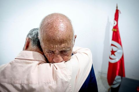 15 septembre 2019 : 18h alors que les bureaux de vote ferment, les premières rumeurs mettent le candidat indépendant et atypique Kais Saied, juriste conservateur, au second tour des élections présidentielles, dans son bureau austère au centre ville de Tunis, il reçoit les félicitations de sa proche équipe de campagne. Emotions retenues, pour une victoire suprise d'un candidat sans parti, ni structure, sans budget, ni soutien. 