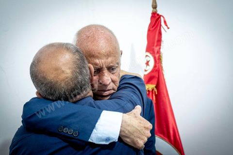 15 septembre 2019 : 18h alors que les bureaux de vote ferment, les premières rumeurs mettent le candidat indépendant et atypique Kais Saied, juriste conservateur, au second tour des élections présidentielles, dans son bureau austère au centre ville de Tunis, il reçoit les félicitations de sa proche équipe de campagne. Emotions retenues, pour une victoire suprise d'un candidat sans parti, ni structure, sans budget, ni soutien. 