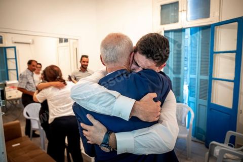 15 septembre 2019 : 18h alors que les bureaux de vote ferment, les premières rumeurs mettent le candidat indépendant et atypique Kais Saied, juriste conservateur, au second tour des élections présidentielles, dans son bureau austère au centre ville de Tunis, il reçoit les félicitations de sa proche équipe de campagne. Emotions retenues, pour une victoire suprise d'un candidat sans parti, ni structure, sans budget, ni soutien. 