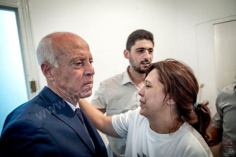 15 septembre 2019 : 18h alors que les bureaux de vote ferment, les premières rumeurs mettent le candidat indépendant et atypique Kais Saied, juriste conservateur, au second tour des élections présidentielles, dans son bureau austère au centre ville de Tunis, il reçoit les félicitations de sa proche équipe de campagne. Emotions retenues, pour une victoire suprise d'un candidat sans parti, ni structure, sans budget, ni soutien. 