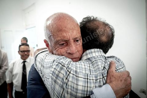 15 septembre 2019 : 18h alors que les bureaux de vote ferment, les premières rumeurs mettent le candidat indépendant et atypique Kais Saied, juriste conservateur, au second tour des élections présidentielles, dans son bureau austère au centre ville de Tunis, il reçoit les félicitations de sa proche équipe de campagne. Emotions retenues, pour une victoire suprise d'un candidat sans parti, ni structure, sans budget, ni soutien. 