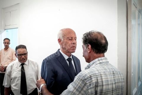 15 septembre 2019 : 18h alors que les bureaux de vote ferment, les premières rumeurs mettent le candidat indépendant et atypique Kais Saied, juriste conservateur, au second tour des élections présidentielles, dans son bureau austère au centre ville de Tunis, il reçoit les félicitations de sa proche équipe de campagne. Emotions retenues, pour une victoire suprise d'un candidat sans parti, ni structure, sans budget, ni soutien. 