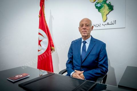 15 septembre 2019 : 18h alors que les bureaux de vote ferment, les premières rumeurs mettent le candidat indépendant et atypique Kais Saied, juriste conservateur, au second tour des élections présidentielles, dans son bureau austère au centre ville de Tunis, il reçoit les félicitations de sa proche équipe de campagne. Emotions retenues, pour une victoire suprise d'un candidat sans parti, ni structure, sans budget, ni soutien. 