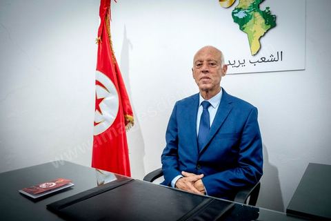 15 septembre 2019 : 18h alors que les bureaux de vote ferment, les premières rumeurs mettent le candidat indépendant et atypique Kais Saied, juriste conservateur, au second tour des élections présidentielles, dans son bureau austère au centre ville de Tunis, il reçoit les félicitations de sa proche équipe de campagne. Emotions retenues, pour une victoire suprise d'un candidat sans parti, ni structure, sans budget, ni soutien. 