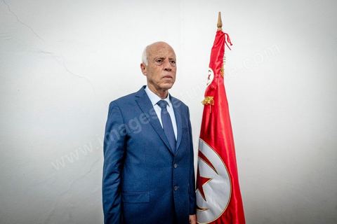 15 septembre 2019 : 18h alors que les bureaux de vote ferment, les premières rumeurs mettent le candidat indépendant et atypique Kais Saied, juriste conservateur, au second tour des élections présidentielles, dans son bureau austère au centre ville de Tunis, il reçoit les félicitations de sa proche équipe de campagne. Emotions retenues, pour une victoire suprise d'un candidat sans parti, ni structure, sans budget, ni soutien. 