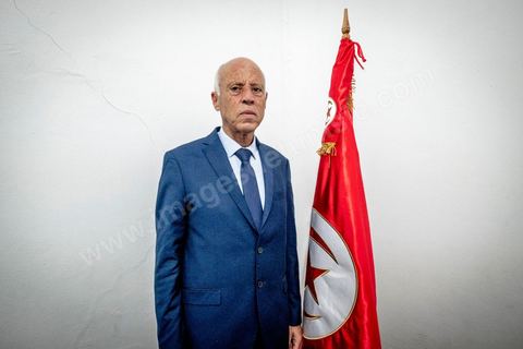 15 septembre 2019 : 18h alors que les bureaux de vote ferment, les premières rumeurs mettent le candidat indépendant et atypique Kais Saied, juriste conservateur, au second tour des élections présidentielles, dans son bureau austère au centre ville de Tunis, il reçoit les félicitations de sa proche équipe de campagne. Emotions retenues, pour une victoire suprise d'un candidat sans parti, ni structure, sans budget, ni soutien. 