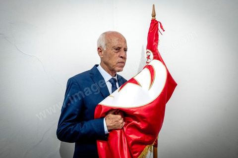 15 septembre 2019 : 18h alors que les bureaux de vote ferment, les premières rumeurs mettent le candidat indépendant et atypique Kais Saied, juriste conservateur, au second tour des élections présidentielles, dans son bureau austère au centre ville de Tunis, il reçoit les félicitations de sa proche équipe de campagne. Emotions retenues, pour une victoire suprise d'un candidat sans parti, ni structure, sans budget, ni soutien. 