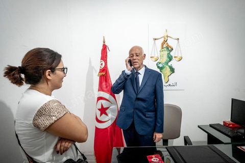 15 septembre 2019 : 18h alors que les bureaux de vote ferment, les premières rumeurs mettent le candidat indépendant et atypique Kais Saied, juriste conservateur, au second tour des élections présidentielles, dans son bureau austère au centre ville de Tunis, il reçoit les félicitations de sa proche équipe de campagne. Emotions retenues, pour une victoire suprise d'un candidat sans parti, ni structure, sans budget, ni soutien. 