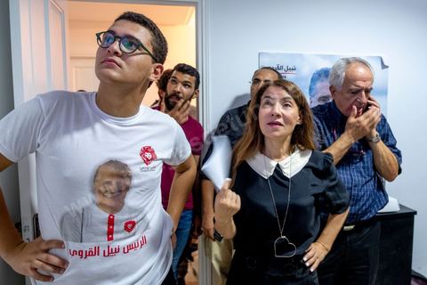 15 septembre 2019 : Salwa Smaoui, femme de Nabil Karoui au QG du parti de Nabil Karoui, candidat en prison à l'election présidentielle en Tunisie, les militants fêtent le passage au second tour selon les sondages, Nabil Karoui serait en deuxième position derrière le candidat surprise Kais Saïed. Ce premier tour marque la victoire de candidat indépendant et populiste, dévant de loin les candidats dits "progressistes" représnetant l'ancien sytéme et le candidat du parti islamiste Ennahdha. 