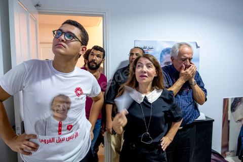 15 septembre 2019 : Salwa Smaoui, femme de Nabil Karoui au QG du parti de Nabil Karoui, candidat en prison à l'election présidentielle en Tunisie, les militants fêtent le passage au second tour selon les sondages, Nabil Karoui serait en deuxième position derrière le candidat surprise Kais Saïed. Ce premier tour marque la victoire de candidat indépendant et populiste, dévant de loin les candidats dits "progressistes" représnetant l'ancien sytéme et le candidat du parti islamiste Ennahdha. 