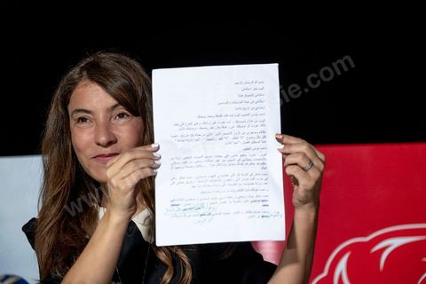 15 septembre 2019 : Conférence de presse de Salwa Smaoui femme de Nabil Karoui lisant une letrre de son mari au QG du parti de Nabil Karoui, candidat en prison à l'election présidentielle en Tunisie, les militants fêtent le passage au second tour selon les sondages, Nabil Karoui serait en deuxième position derrière le candidat surprise Kais Saïed. Ce premier tour marque la victoire de candidat indépendant et populiste, dévant de loin les candidats dits "progressistes" représnetant l'ancien sytéme et le candidat du parti islamiste Ennahdha. 